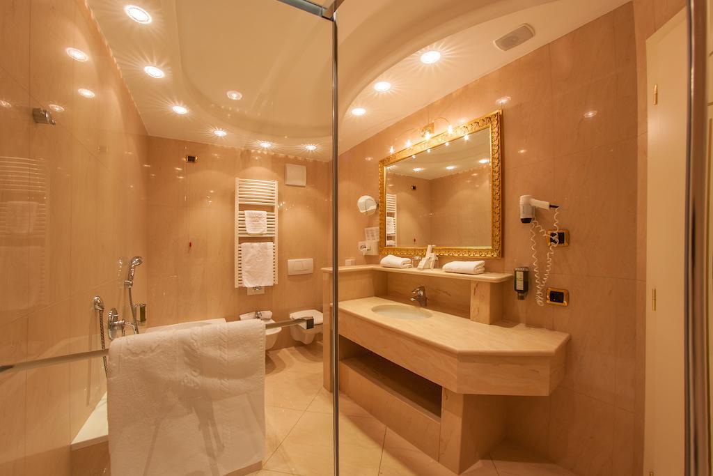 Cityhotel Goldener Adler B&B Chiusa Habitación foto